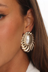 Nailah Pearl Cabochon Earrings Gold/Pearl